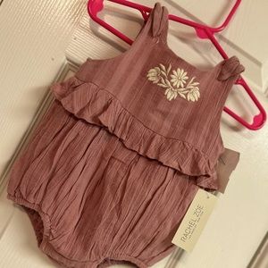 Pink baby girl outfit / romper . Size 3-6 months. NWT.🩷